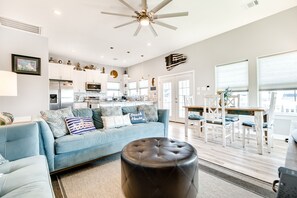 TV, fireplace, DVD player - Gulf-view beach getaway with dog-friendly yard, central AC, W/D & WiFi (Galveston)