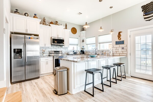 Fridge, microwave, oven, stovetop - Gulf-view beach getaway with dog-friendly yard, central AC, W/D & WiFi (Galveston)