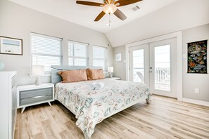 3 bedrooms, internet, bed sheets - Gulf-view beach getaway with dog-friendly yard, central AC, W/D & WiFi (Galveston)