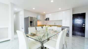 Luxury-Penthouse | Wohnbereich | 50-Zoll-Smart-TV mit Digitalempfang, Fernseher, Netflix