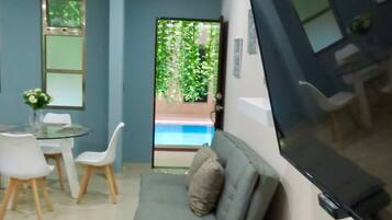 Deluxe Studio, Kitchen | Premium bedding, down comforters, in-room safe, individually decorated