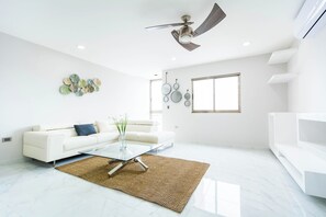 50-inch Smart TV with digital channels, TV, Netflix - Palmarena Rooms and Residences - Long Stay Comfort with Parking, Sauna, Gym and Pool (Steps from 5th Avenue) (Playa del Carmen)