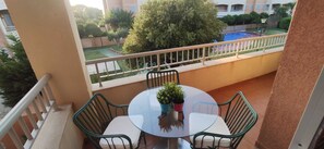 Outdoor dining - Spacious apartment overlooking the community pool. Ideal for children. (L'Ametlla de Mar)