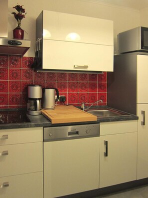 Fridge, microwave, stovetop, dishwasher