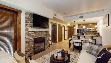 Televisión, chimenea y reproductor de DVD