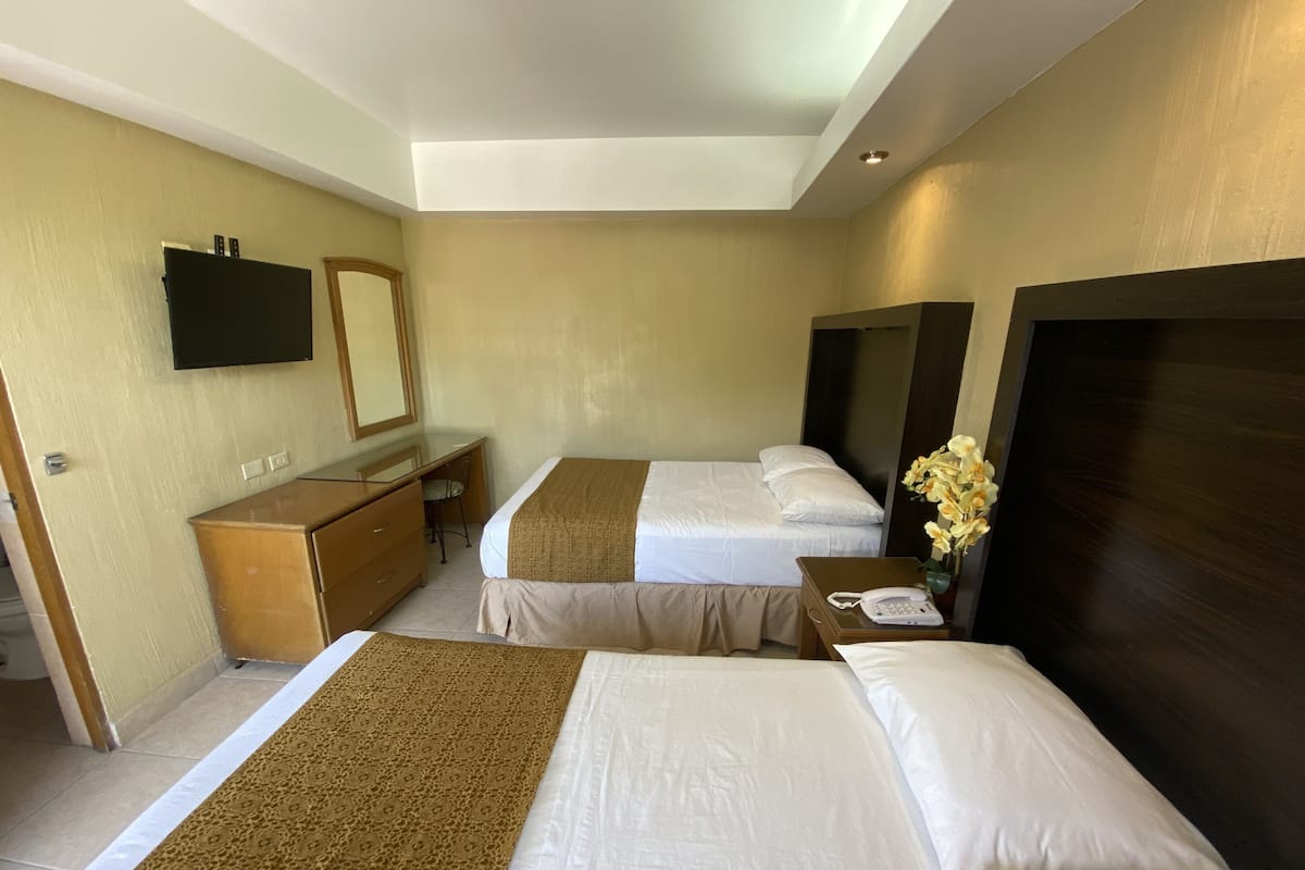 Standard Double Room, 2 Double Beds | Verdunkelungsvorhänge, schallisolierte Zimmer, kostenloses WLAN