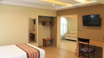 Suite, Multiple Beds | Televisión