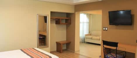 Suite, Multiple Beds | テレビ
