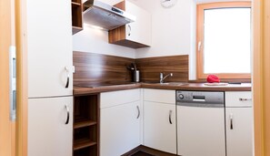 Jääkaappi, mikroaaltouuni, liesi, astianpesukone