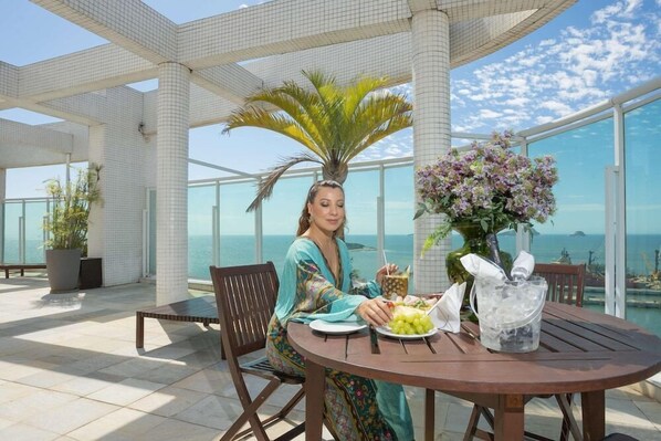 Outdoor dining - Golden Tulip Macae (Macaé)
