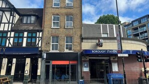 Un edificio con un cartel que indica 'BOROUGH STATION' y un letrero de la 'Northern Line'.
