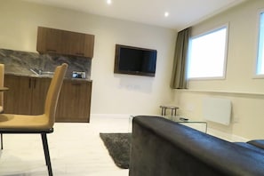 Living area - Quay Apartments Newport (Newport)