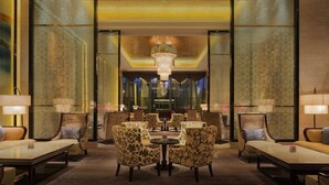 A lobby with a chandelier, patterned walls, and seating areas. - Wanda Realm Guangzhou Zengcheng (Guangzhou)