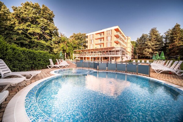 Kolam renang outdoor