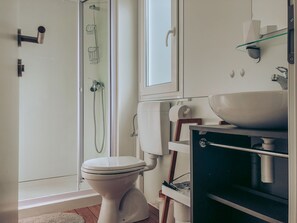 Een douche, een haardroger, handdoeken, toiletpapier