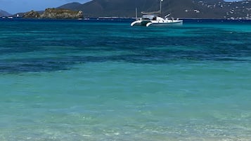 En la playa, camastros y toallas de playa