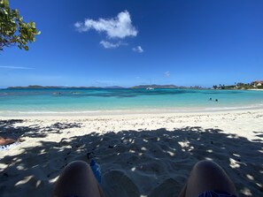 Plage, chaises longues, serviettes de plage