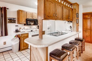 Jääkaappi, mikroaaltouuni, uuni, liesi