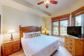 3 bedrooms, iron/ironing board, Internet, bed sheets - Top-floor condo w/ fireplace & resort pool/hot tubs/shuttle - walk to gondola (Steamboat Springs)
