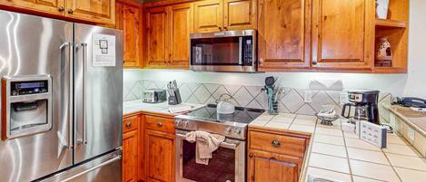 Kühlschrank, Mikrowelle, Ofen, Herdplatte