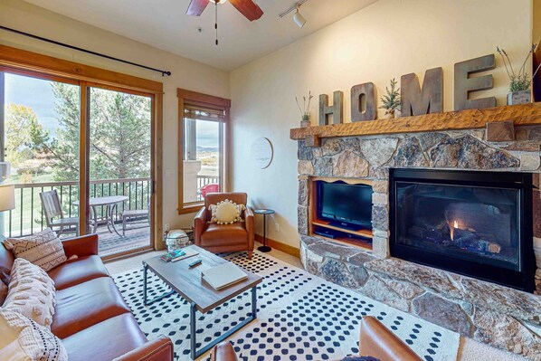 Televisión y chimenea 