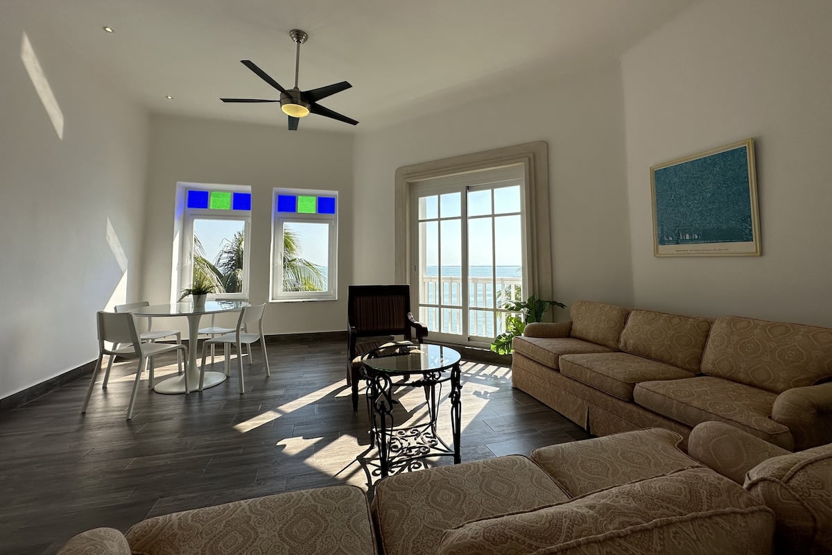 Master Suite, 1 King Bed | Living area
