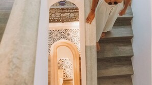 Un escalier au design original, menant à un niveau inférieur.