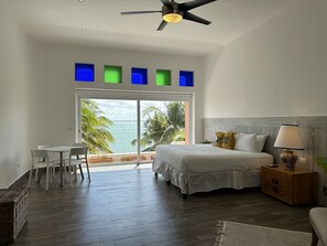 ห้องจูเนียร์สวีท, เตียงคิงไซส์ 1 เตียง, วิวทะเลสาบ | ตู้นิรภัยในห้องพัก, โต๊ะทำงาน, พื้นที่ทำงานแบบใช้แล็ปท็อป, ห้องเก็บเสียง