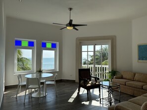 Master Suite, 1 King Bed | บริเวณนั่งเล่น | ทีวี, Netflix, บริการสตรีมมิ่ง