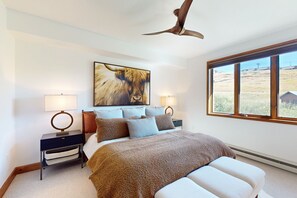 4 bedrooms, iron/ironing board, WiFi, bed sheets - Beautiful Ski-In/Out Family-Friendly Condo w/ WiFi, W/D, & Shared Pool/Hot Tub (Steamboat Springs)