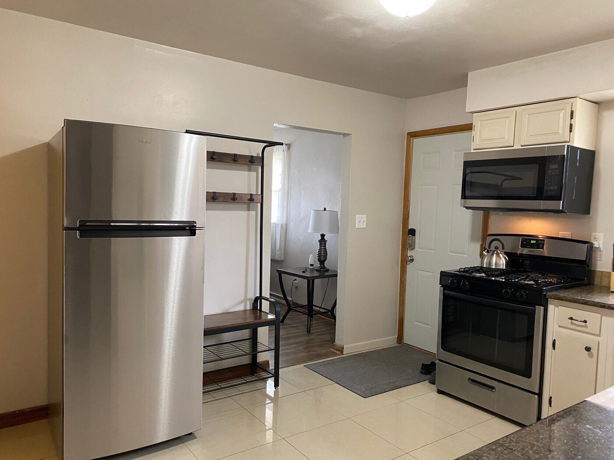 Réfrigérateur, four à micro-ondes, un four, surface de cuisson