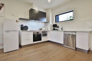 Full-sized fridge, microwave, oven, stovetop