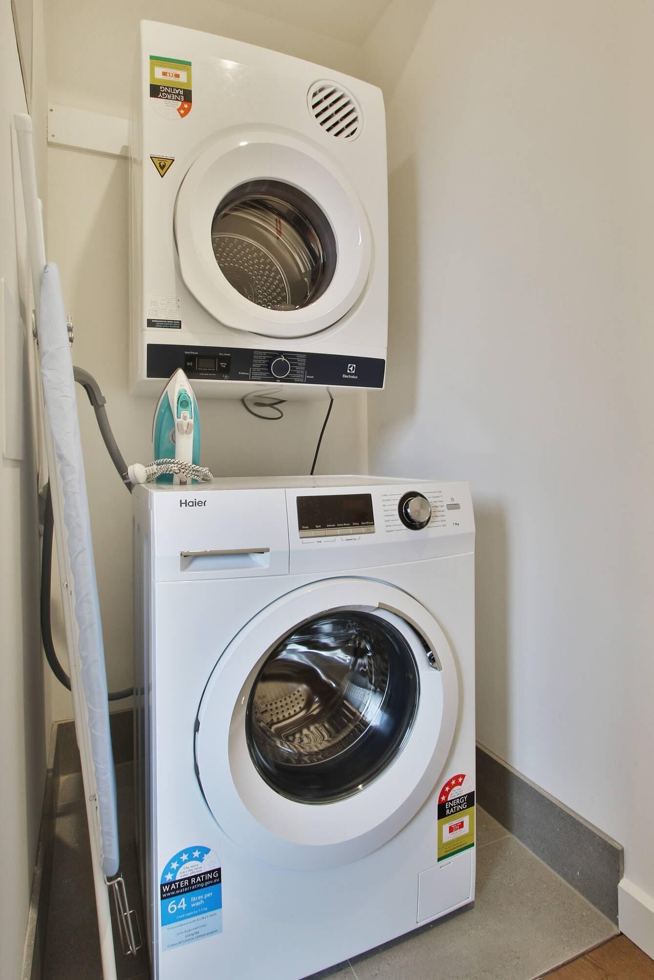 デスク、ノートパソコン用作業スペース、遮光カーテン、防音設備