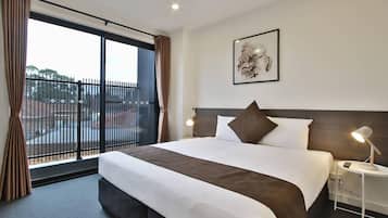 Villa, 2 Bedrooms | Desk, laptop workspace, blackout drapes, soundproofing