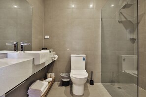 Douche, séchoir à cheveux, savon, shampooing
