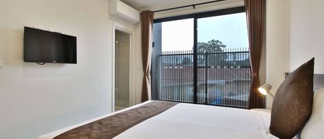 Meja, ruang kerja komputer riba, langsir/tirai gelap terus, kalis bunyi