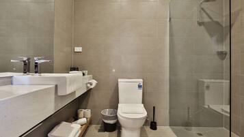 Suihku, hiustenkuivaaja, saippua, sampoo