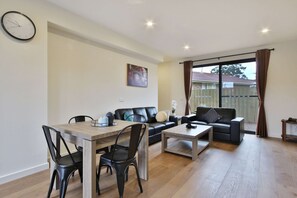 Desk, laptop workspace, blackout drapes, soundproofing - Quality Apartments Dandenong (Dandenong)