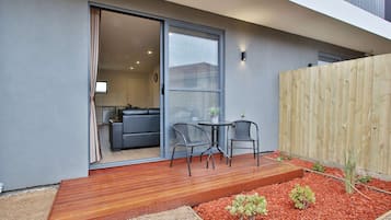 1 habitación, escritorio y espacio para trabajar con laptop