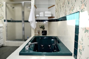 Douche, baignoire Ă jets, sĂšche-cheveux, serviettes fournies