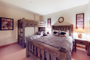 4 habitaciones, tabla de planchar con plancha, wifi y ropa de cama 