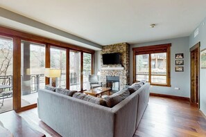 Een televisie, een open haard en tafelvoetbal