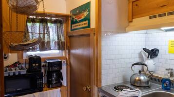 Een koelkast, een microgolfoven, een kookplaat