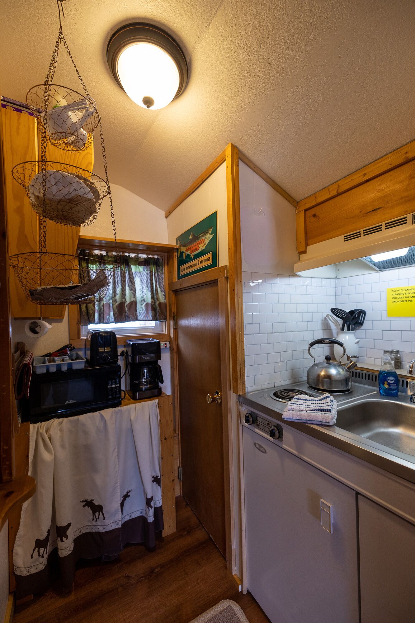 Refrigerador, microondas, parrilla de estufa y cafetera y tetera 