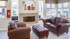 Televisio, videopelejä, DVD-soitin, pöytäjalkapallopöytä