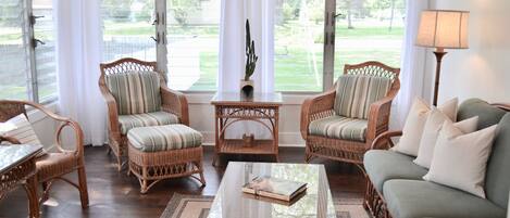 Smart-TV, Tischtennisplatte, Bücher, Computerbildschirme