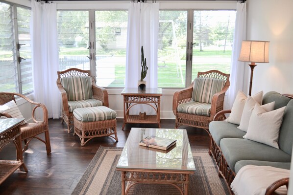 TV connectée, table de tennis de table, livres, écrans d'ordinateur