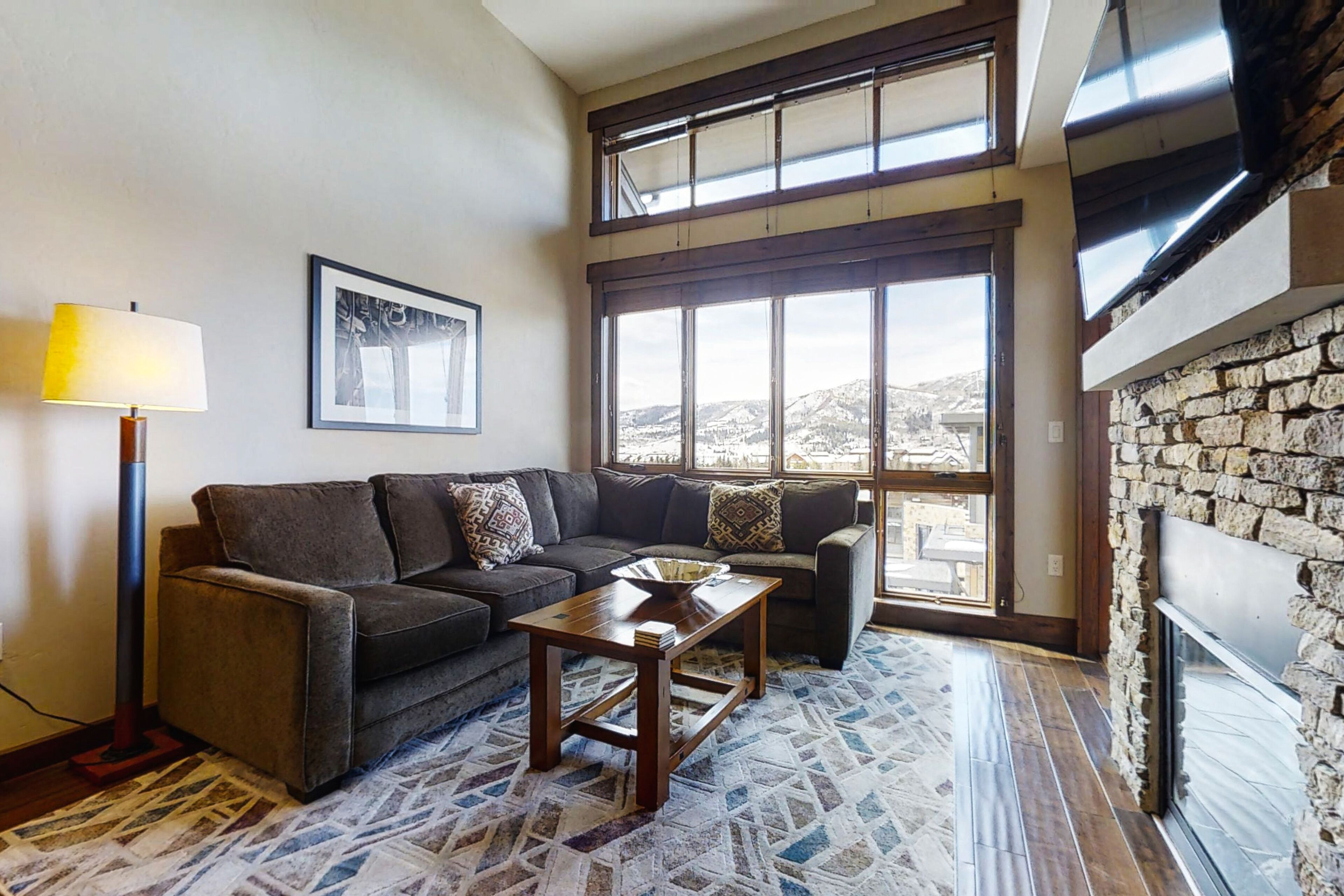 テレビ、暖炉、DVD プレーヤー、テーブルサッカー台