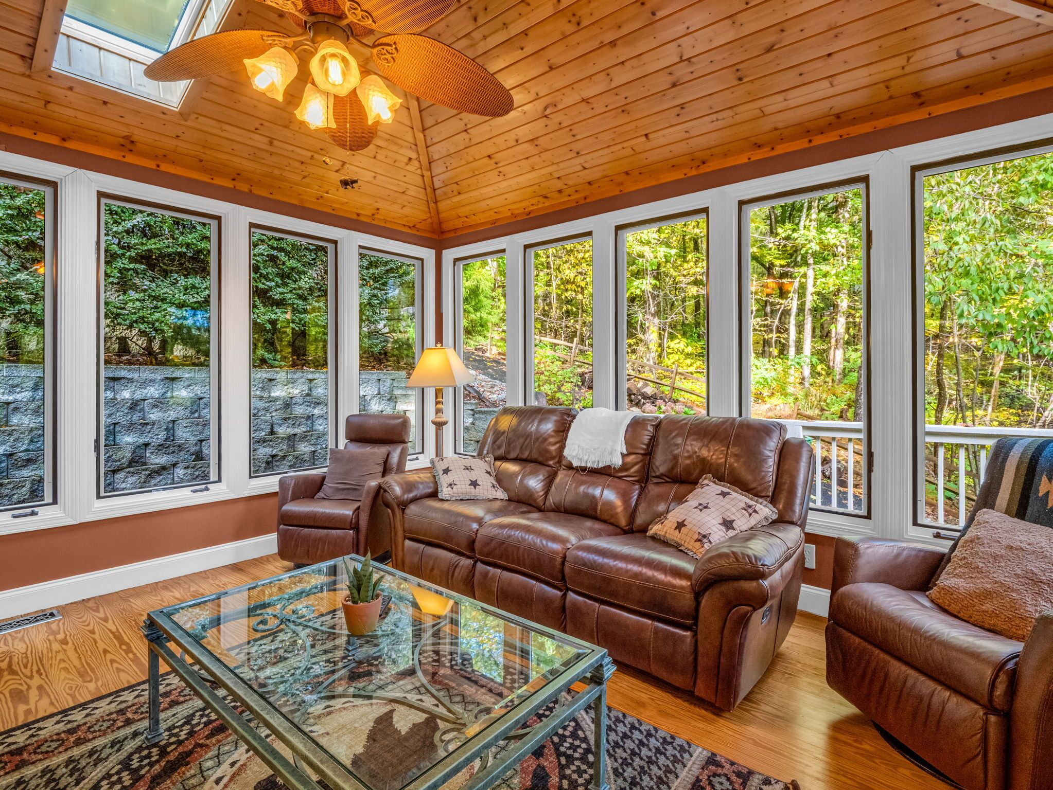 Een smart-tv, een open haard, videogames en een dvd-speler