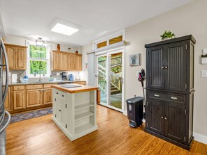 Kylskåp, mikrovågsugn, ugn och spishäll